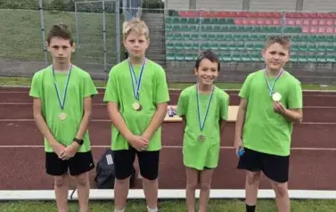 chłopcy prezentujący medale zdobyte w zawodach sportowych