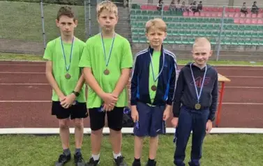 chłopcy prezentujący medale zdobyte w zawodach sportowych
