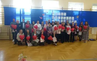 pracownicy szkoły i zaproszeni goście z otrzymanymi balonami w kształcie serca