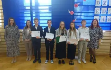 Samorząd Uczniowski trzymający w rękach akty nominacji