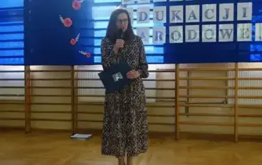 Pani Dyrektor składająca życzenia z okazji Dnia Edukacji Narodowej