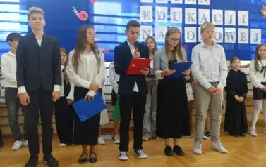 samorząd uczniowski składający życzenia z okazji Dnia Edukacji Narodowej