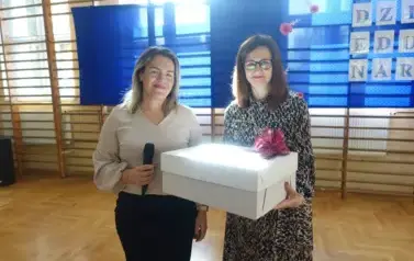 Pani Dyrektor z kartonem cukierk&oacute;w, obok Przewodnicząca Rady Rodzic&oacute;w