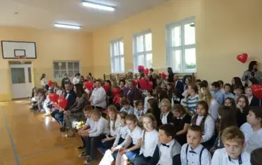 społeczność szkolna na uroczystości z okazji dnia Edukacji Narodowej
