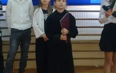 przedstawienie uczni&oacute;w klas IV i V z okazji Dnia Edukacji Narodowej