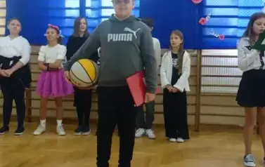 przedstawienie uczni&oacute;w klas IV i V z okazji Dnia Edukacji Narodowej