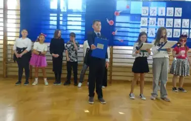 przedstawienie uczni&oacute;w klas IV i V z okazji Dnia Edukacji Narodowej