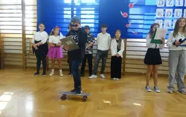 przedstawienie uczni&oacute;w klas IV i V z okazji Dnia Edukacji Narodowej