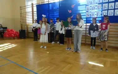 przedstawienie uczni&oacute;w klas IV i V z okazji Dnia Edukacji Narodowej