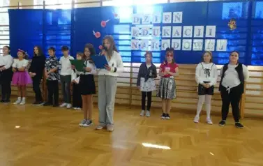 przedstawienie uczni&oacute;w klas IV i V z okazji Dnia Edukacji Narodowej