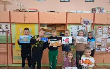 uczniowie klasy I prezentujący swoje prace, pomalowane rybki