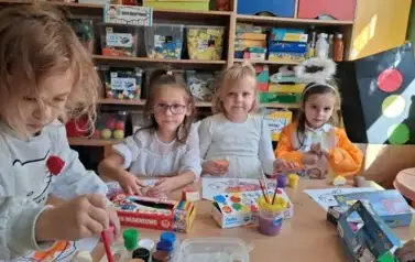 przedszkolaki kolorujący farbami rybki