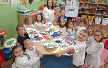 przedszkolaki prezentują swoją pracę, pomalowane rybki
