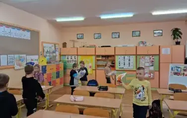 dzieci podczas zajęć zachowujący się jak rybka
