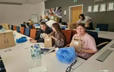 uczniowie otrzymujący upominki w firmie Plastica