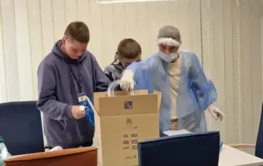uczniowie pakujący materiał potrzebny do przeprowadzenia operacji