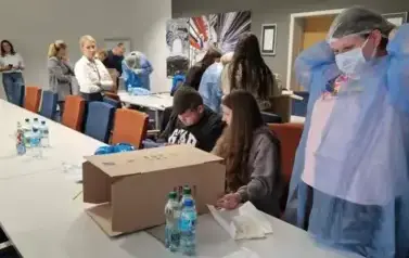 uczniowie pakujący materiał potrzebny do przeprowadzenia operacji