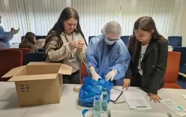 uczniowie pakujący materiał do przeprowadzenia operacji 