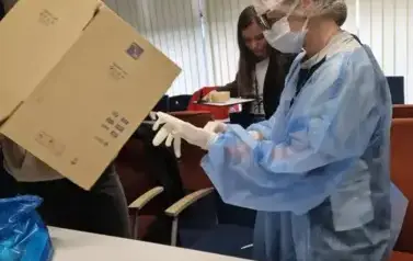 uczniowie pakujący materiały do przeprowadzenia operacji 
