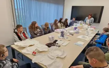 uczniowie w sali konferencyjnej słuchający wykładu