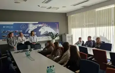 uczniowie klasy &oacute;smej w sali konferencyjnej w firmie Plastica