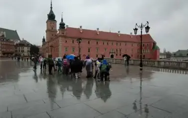 spacerujące dzieci przed Zamkiem Kr&oacute;lewskim w Warszawie