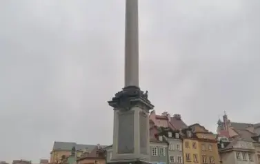dzieci przed Kolumną Zygmunta w Warszawie