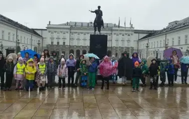 dzieci na wycieczce szkolnej przed Pałacem Prezydenckim