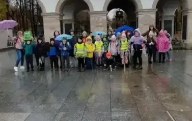 dzieci na wycieczce przed Grobem Nieznanego Żołnierza