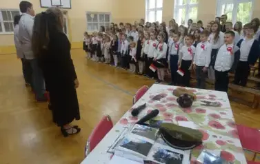 uczniowie odśpiewujący hymn państwowy na apelu z okazji Narodowego Święta Niepodległości