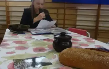 uczennica odczytująca list przy stole