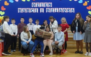 uczniowie klasy trzeciej prezentujący sw&oacute;j program artystyczny z okazji Dnia Babci i Dziadka