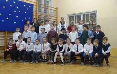 uczniowie klas I-III przygotowani do występ&oacute;w z okazji Dnia Babci i Dziadka