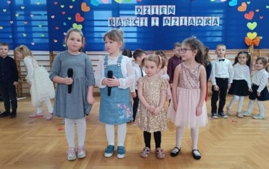 cztery dziewczynki m&oacute;wiące wierszyk, w tle reszta dzieci z oddziału przedszkolnego