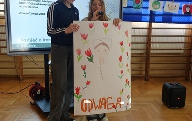 uczniowie klasy piątek prezentujący swoj plakat o Irenie Sendlerowej