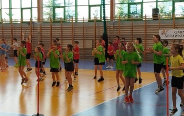 uczestnicy zawod&oacute;w sportowych na hali sportowej rozgrzewający się