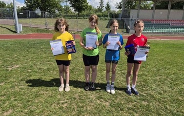 dziewczęta po wręczeniu dyplom&oacute;w po Zawodach Czw&oacute;rboju Lekkoatletycznym 