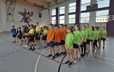 zbi&oacute;rka drużyn dziewcząt i chłopc&oacute;w przed zawodami w koszyk&oacute;wce 