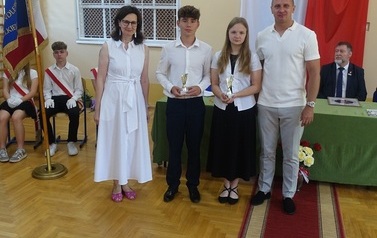 wyr&oacute;żnienie dw&oacute;jki absolwent&oacute;w, wręczenie im statuetek za osiągnięcia sportowe
