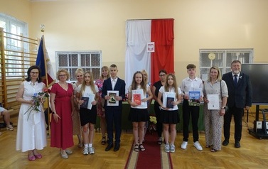 Uczniowie klasy VII prezentujący świadectwa z wyr&oacute;żnieniem