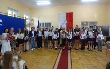 Uczniowie klasy VI prezentujący świadectwa z wyr&oacute;żnieniem