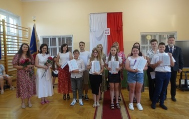 Uczniowie klasy IV prezentujący świadectwa z wyr&oacute;żnieniem