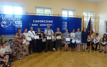 Wręczenie podziękowań rodzicom klasy VIII
