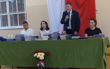 Pan Burmistrz wygłaszający przem&oacute;wienie na zakończenie roku szkolnego