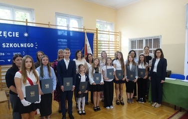 uczniowie, kt&oacute;rzy otrzymali stypendia za naukę wraz rodzicami 