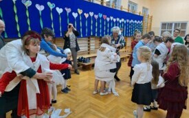 Babcie i Dziadkowie wraz z wnukami biorący udział w konkursie