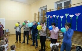 Babcie i Dziadkowie dmuchający balony