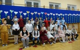Przedstawienie z okazji Dnia Babci i Dziadka czni&oacute;w klas I-III 