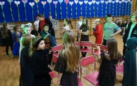 dzieci biorące udział w zabwie "taniec z krzesełkami"