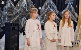 dziewczynki reprezentujące szkołę na konkurskie kolęd i pastorałek